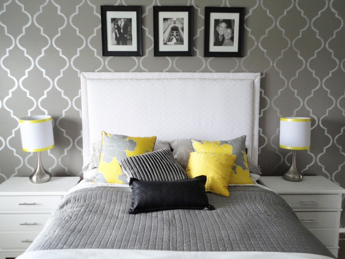 détails-colorés-dans-la-chambre-à-coucher-coussinettes-jaunes-lit