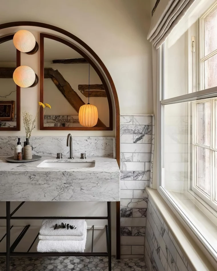 eclairage moderne carrelage effet marbre lavabo miroir grand ovale triangle