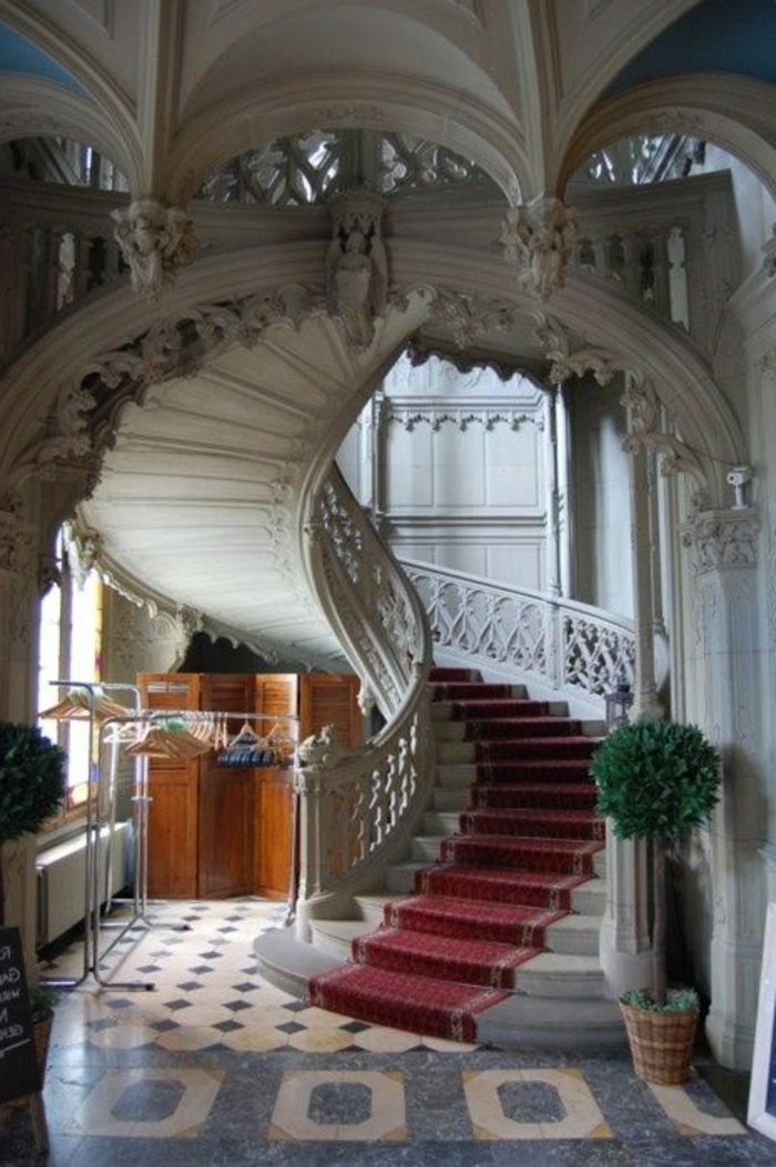 escalier-quart-tournant-de-style-baroque-avec-chemin-d-escalier-rouge-pour-l-escalier-tournant