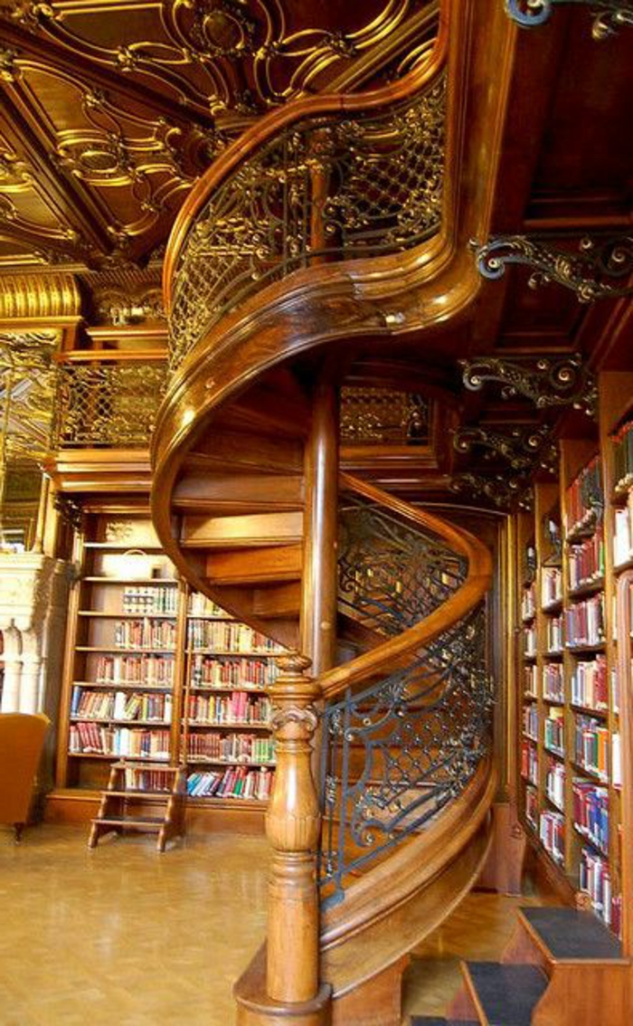 escalier-quart-tournant-en-bois-clair-dans-la-bibliothèque-en-bois-massif
