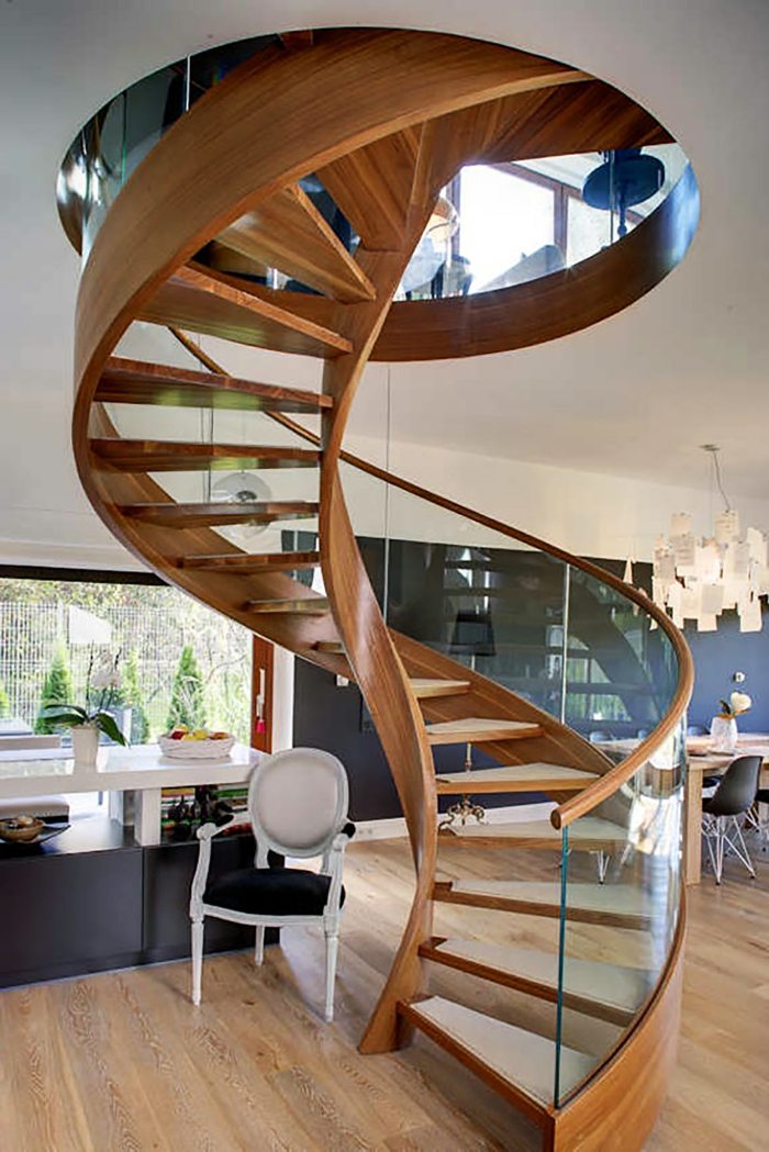 escalier-tournant-en-bois-clair-dans-le-salon-moderne-avec-sol-en-parquet