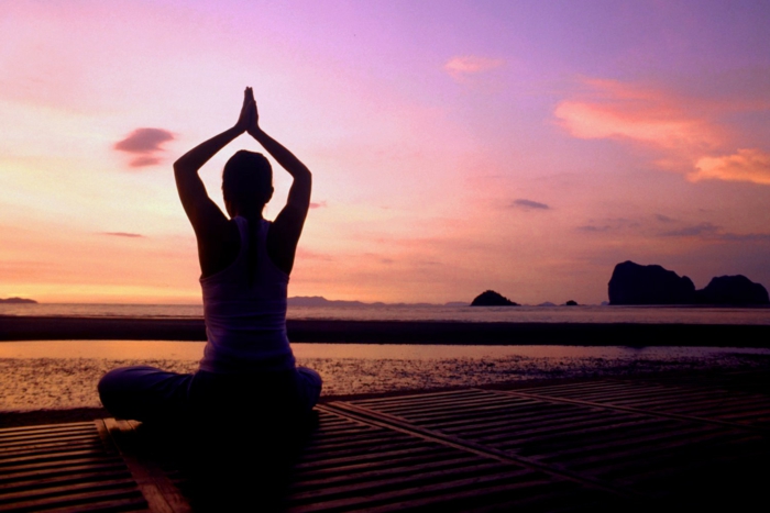 exercice-de-yoga-pilates-exercices-pratiques-âme-cool-au-coucher-du-soleil