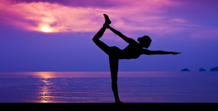 exercice-de-yoga-pilates-exercices-pratiques-âme-coucher-du-soleil