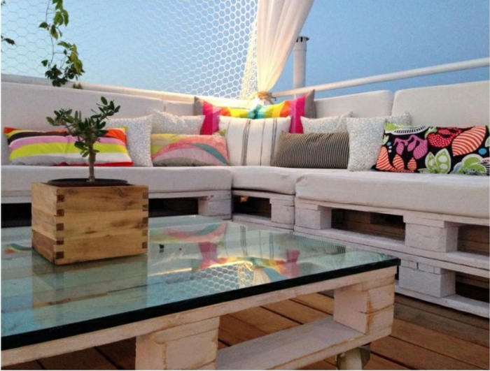 extérieur-meubles-en-palettes-idée-design-vue-belle-du-balcon