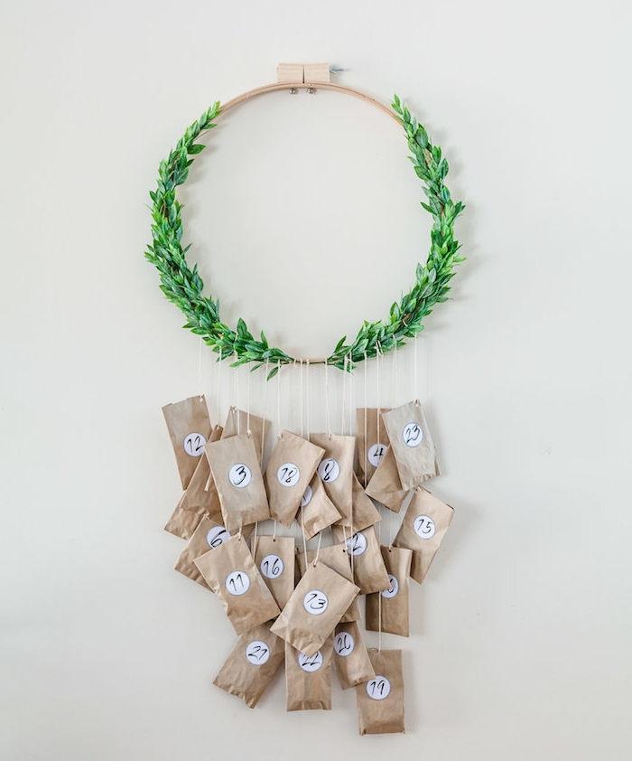fabriquer un calendrier de l avent couronne de noel en bois et feuillage vert artificiel avec des sachets papier kraft