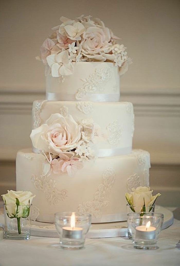 gateau-de-mariage-pièce-montée-coux-mariage-blanc-avec-decoration-en-fleurs-roses
