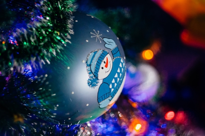 deco de noel a faire soi meme, modèle de boule de sapin peinte en bleu métallique et décoré avec sticker bonhomme de neige
