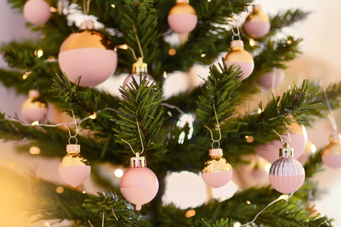 exemple de decoration noel a faire soi meme facile, exemple comment customiser une boule de Noël avec peinture mate