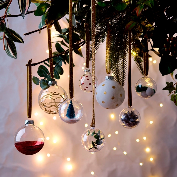 decoration sapin de noel à fabriquer facilement, jouets de sapin en forme de boules remplies de pommes de pin et mini figurines de Noël