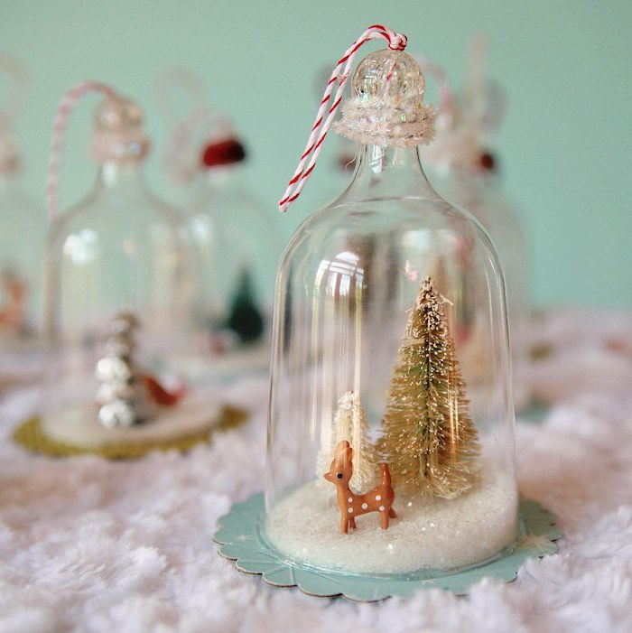 boule à neige diy sous cloches de noel avec neige artificielle et figurines de noel, deco de noel fait main