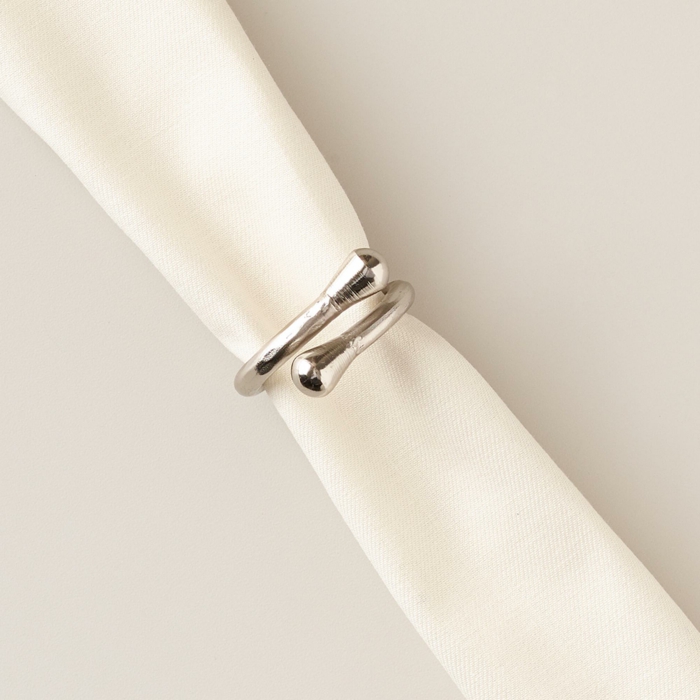 joli-accessoire-pour-le-serviette-en-tissu-blanc-comment-decorer-la-table-de-noel