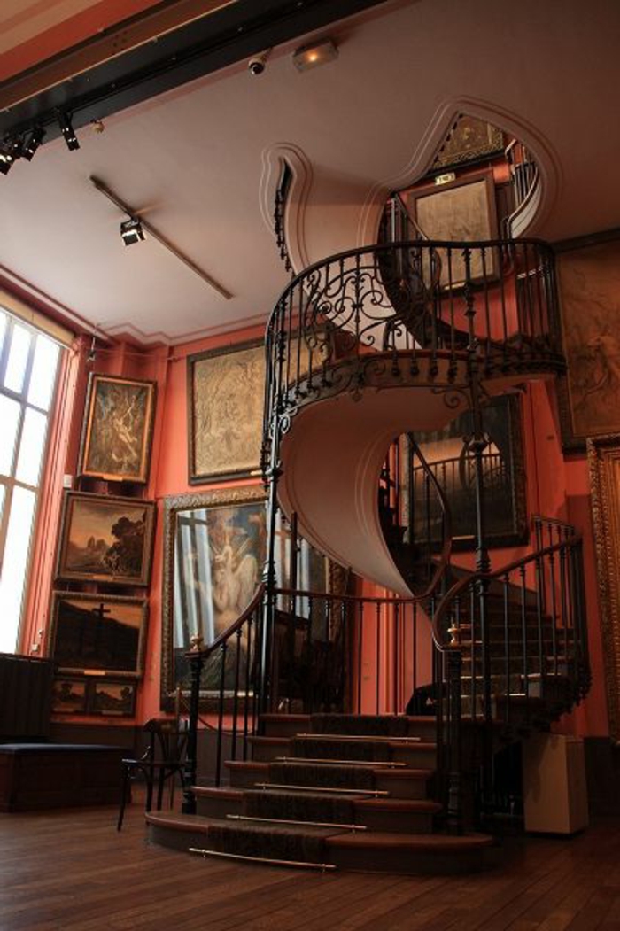 joli-escalier-tournant-avec-rambarde-en-bois-foncé-escalier-quart-tournant-en-bois-foncé