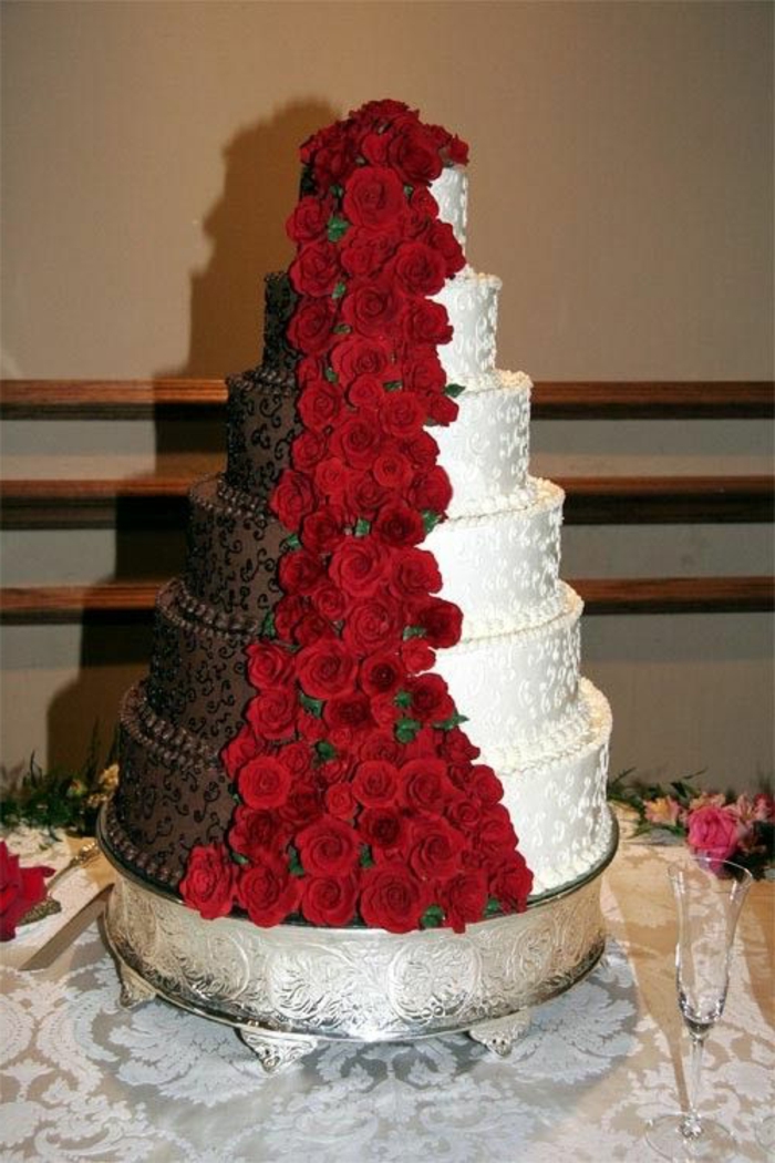 joli-et-grand-gateau-de-mariage-pièce-montée-avec-decoration-en-roses-rouges