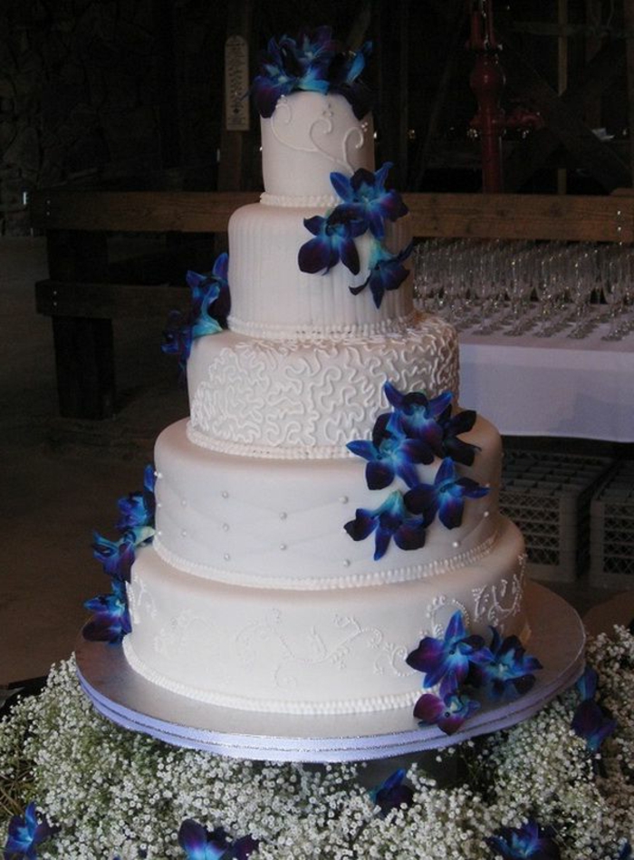 joli-et-original-gateau-de-mariage-pièce-montée-avec-decoration-blanche-et-bleu-fleurs-bleus