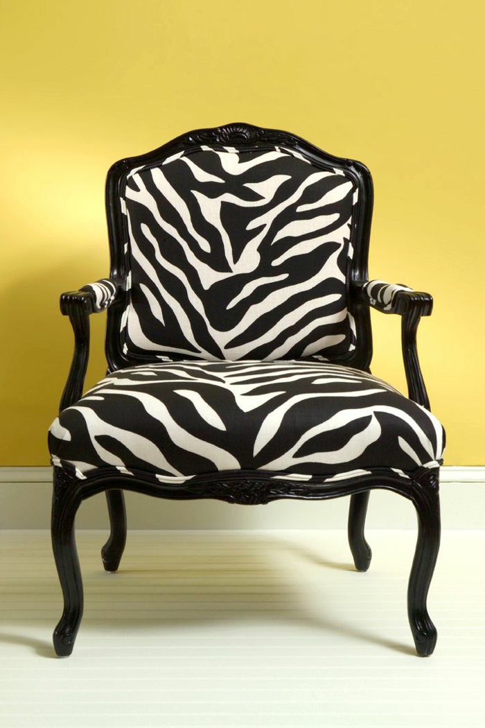 joli-fauteuil-zebre-pour-l-interieur-moderne-avec-mur-colore-jaune-comment-bien-choisir-un-fauteuil-zebre