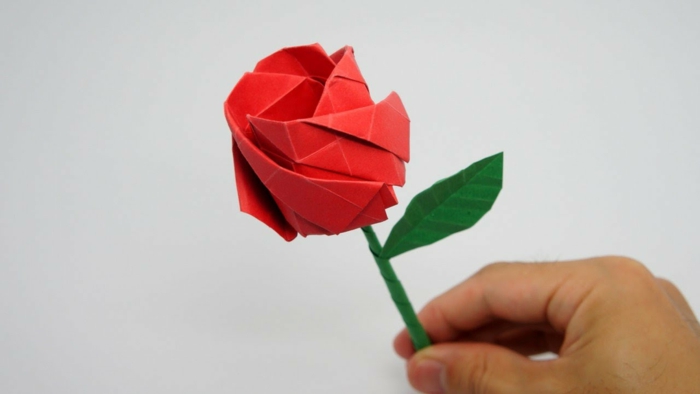 joli-fleur-en-forme-d-origami-rose-rouge-origami-origami-facile-a-faire-joli-fleur