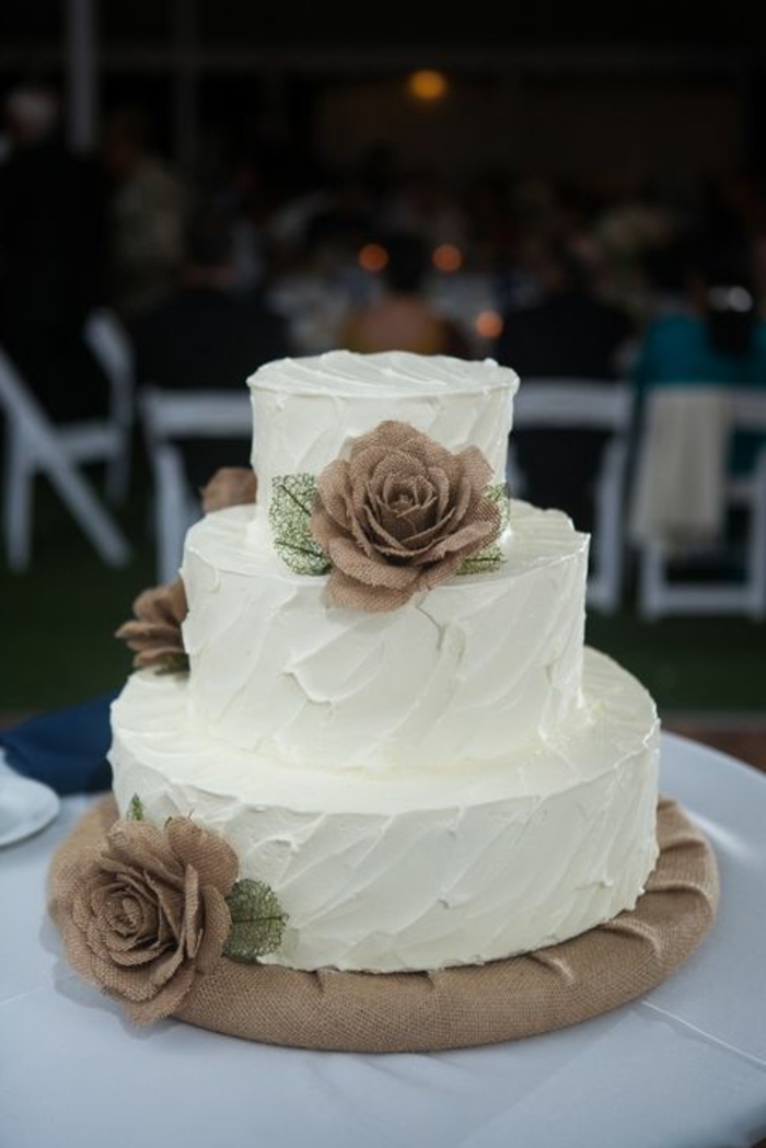 joli-gateau-de-mariage-pièce-montée-coux-mariage-decoration-blanche-pour-votre-wedding-cake