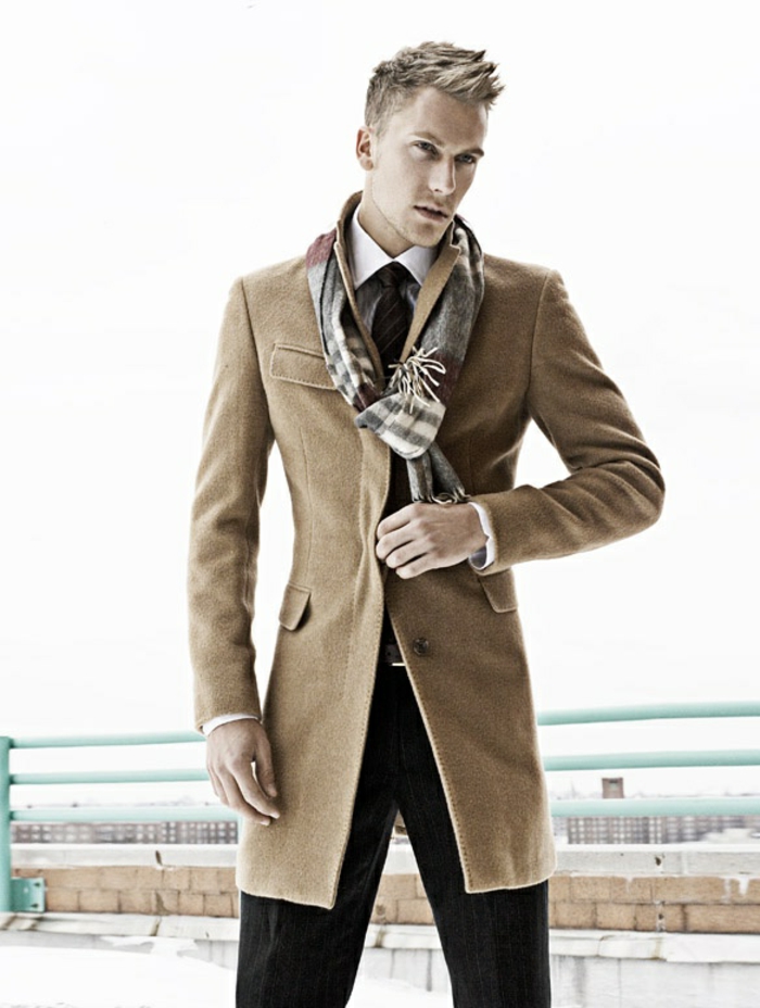 joli-manteau-camel-homme-de-couleur-beige-pour-les-hommes-blonds-moderns