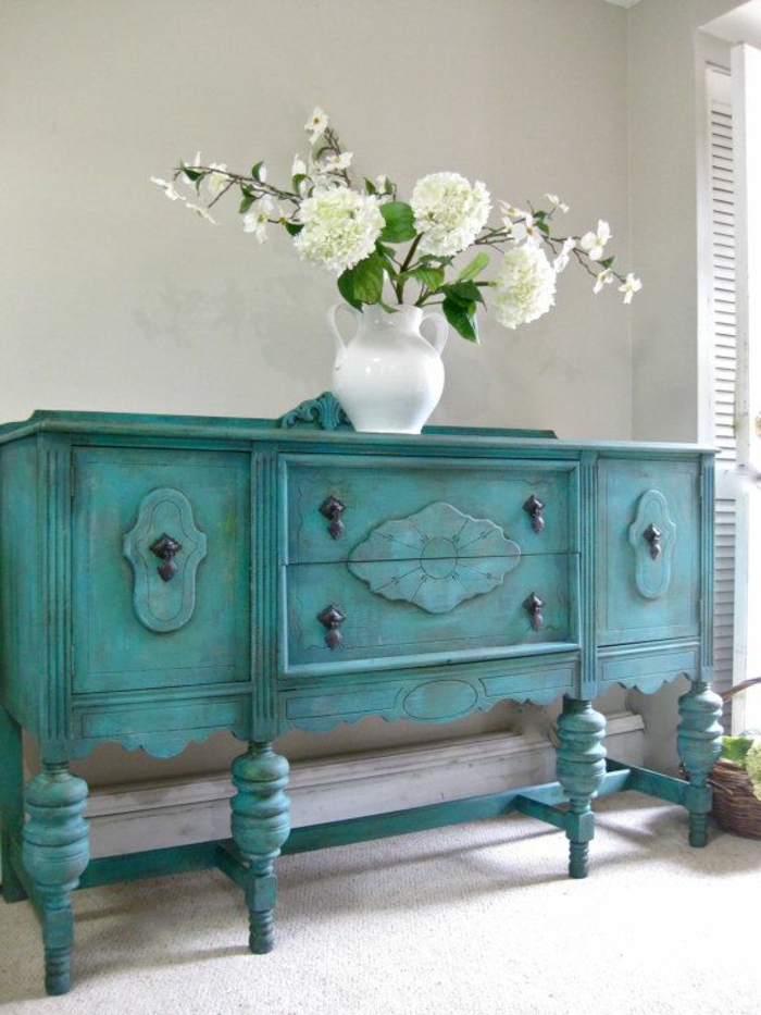 joli-meuble-retro-chic-de-couleur-bleu-foncé-et-fleurs-sur-le-commode-en-bois-relooker-un-meuble-en-bois