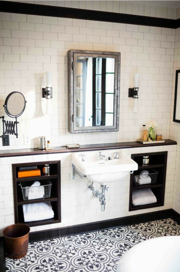 joli-salle-de-bain-avec-carrelage-damier-noir-et-blanc-et-grand-miroir-mural