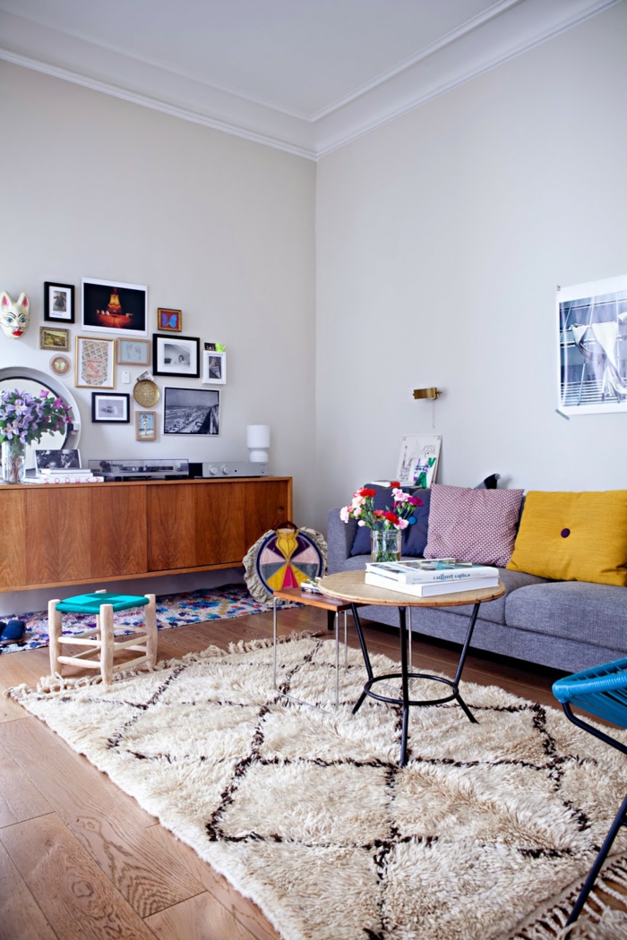 joli-tapis-berbère-beige-et-noir-avec-table-de-salon-en-fer-noir-et-murs-decoratifs