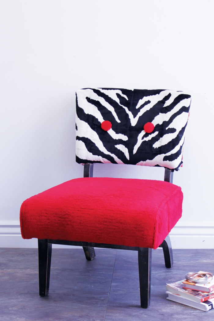 jolie-chaise-zebre-avec-siege-rouge-chaise-crapaud-petit-fauteuil-crapaud-rouge