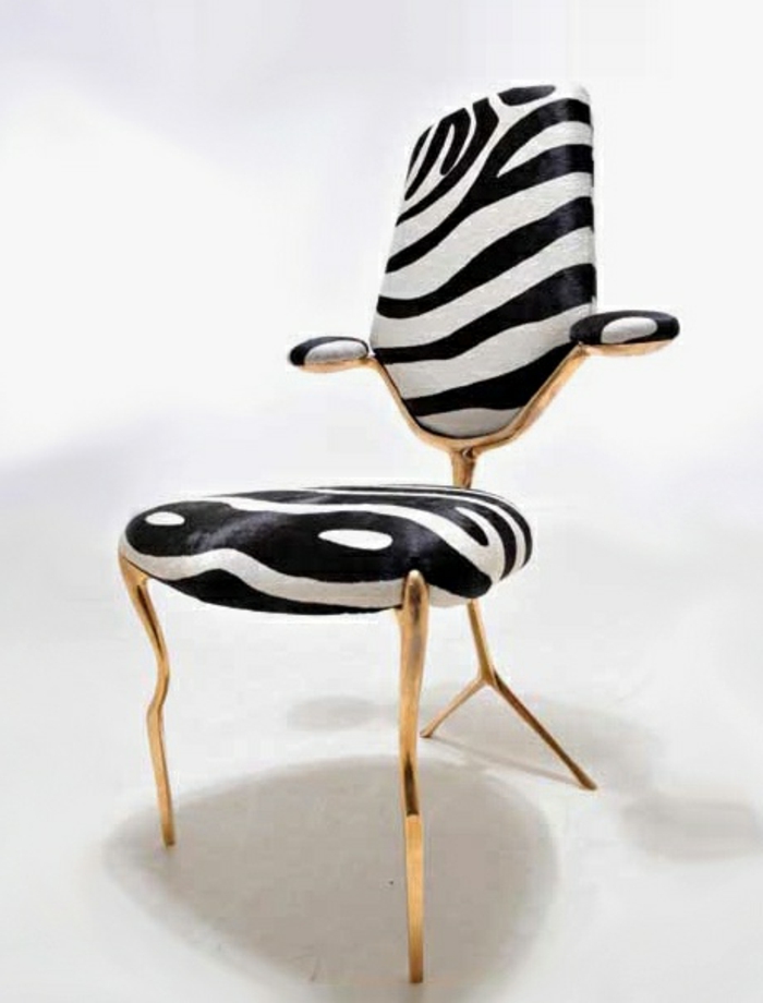 jolie-chaise-zebre-pas-cher-fauteuil-zebre-et-un-petit-fauteuil-crapaud-pour-le-salon-moderne-blanc-noir