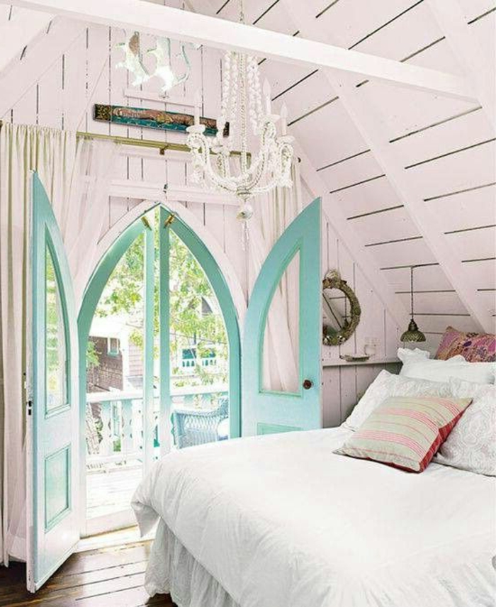 jolie-chambre-a-coucher-avec-murs-en-planchers-blancs-lustre-baroque-crystal-porte-en-bois-bleu