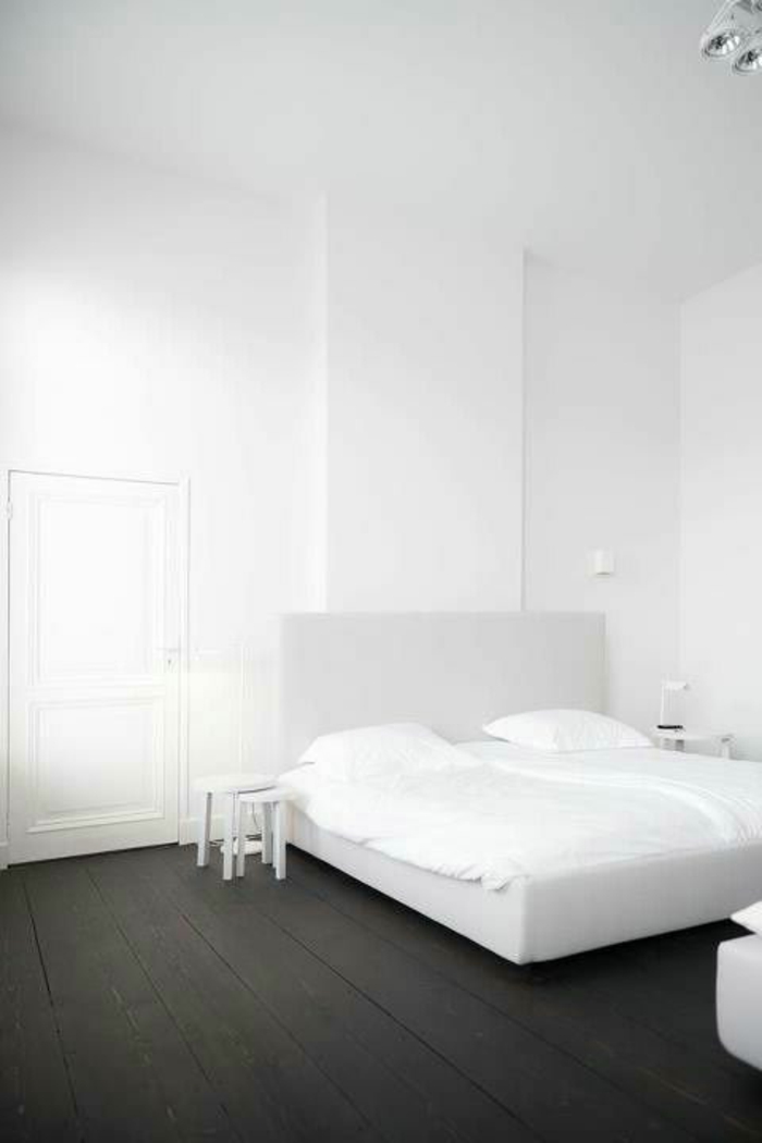 jolie-chambre-a-coucher-avec-savon-noir-parquet-et-blancs-murs-plafond-blanc