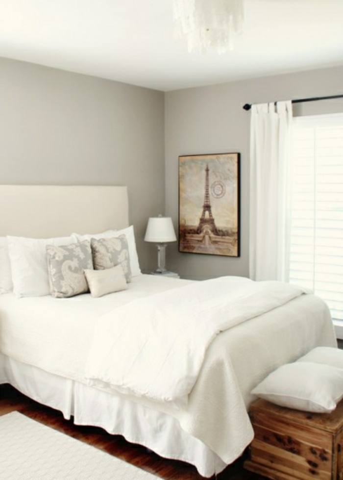 jolie-chambre-a-coucher-blanche-avec-bout-lit-ikea-en-bois-murs-blancs-coussins-blancs
