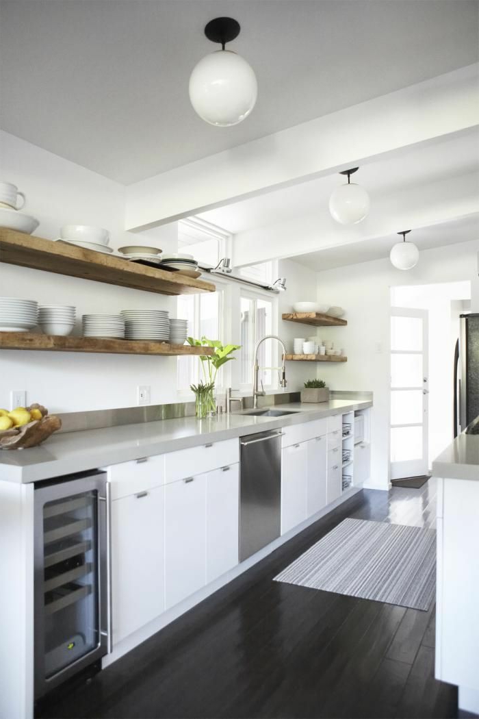 jolie-cuisine-sous-combles-avec-etagere-murale-en-bois-clai-et-plafond-blanc-credence-de-cuisine