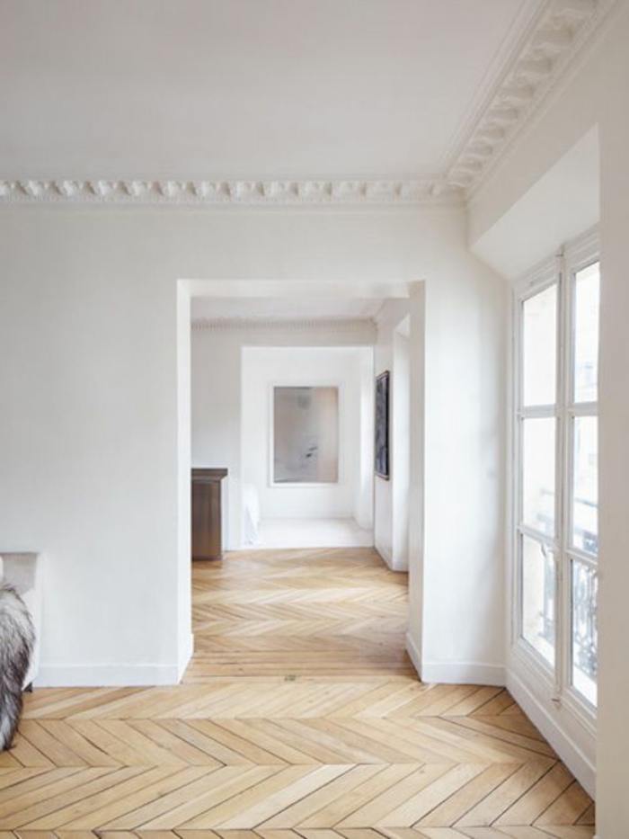 jolie-moulure-décorative-dans-le-salon-moderne-avec-sol-en-parquet-clair-murs-blancs