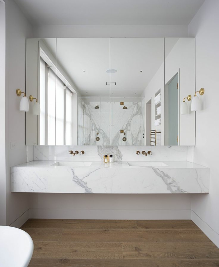 jolie-salle-de-bain-balnche-en-marbre-modeles-salles-de-bains-blanches-grand-miroir-dans-la-salle-de-bain