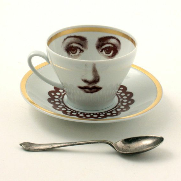 jolie-variante-pour-boire-du-cafe-avec-cette-jolie-tasse-à-café-nespresso-blanche