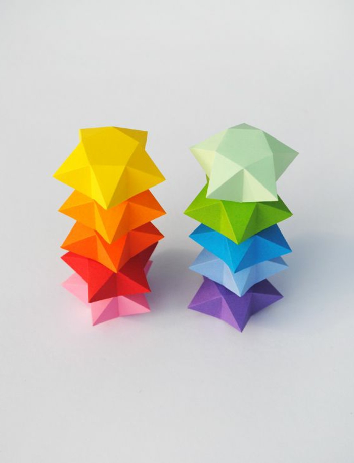 jolies-figures-en-formes-d-etoiles-en-papier-colore-origami-facile-a-faire