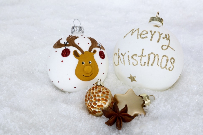 comment décorer une boule de noel en verre avec peinture et dessins à motifs Noël, ornement de sapin blanc avec lettres dorées