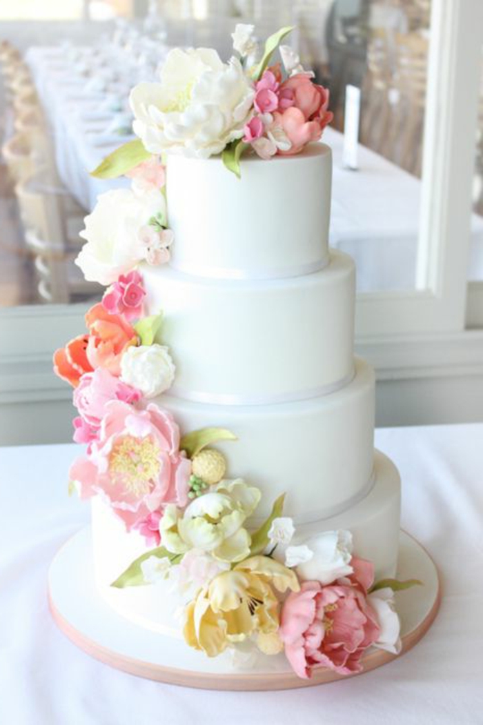 la-meilleure-decoration-pour-votre-wedding-cake-avec-decoration-fleurs-gateau-de-mariage-pièce-montée