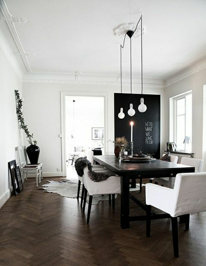 la-moulure-décorative-est-une-jolie-decision-pour-le-plafond-blanc-et-sol-en-parquet-foncé-table-et-chaises-balnches