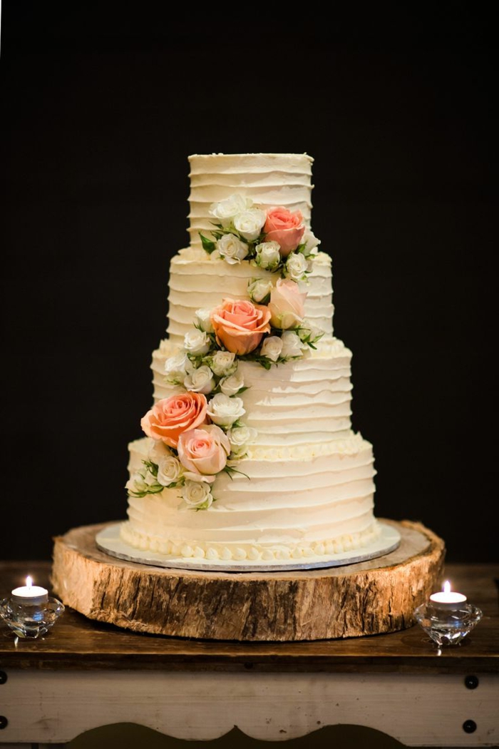 le-meilleur-gâteau-de-mariage-au-vanille-et-decoration-en-fleurs-blancs-sur-la-wedding-cake