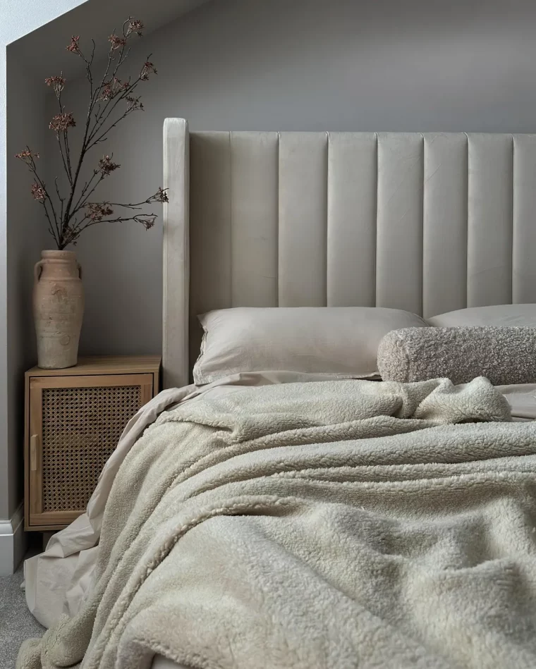 lit moderne tete de lit en tissu gris table de chevet en bois