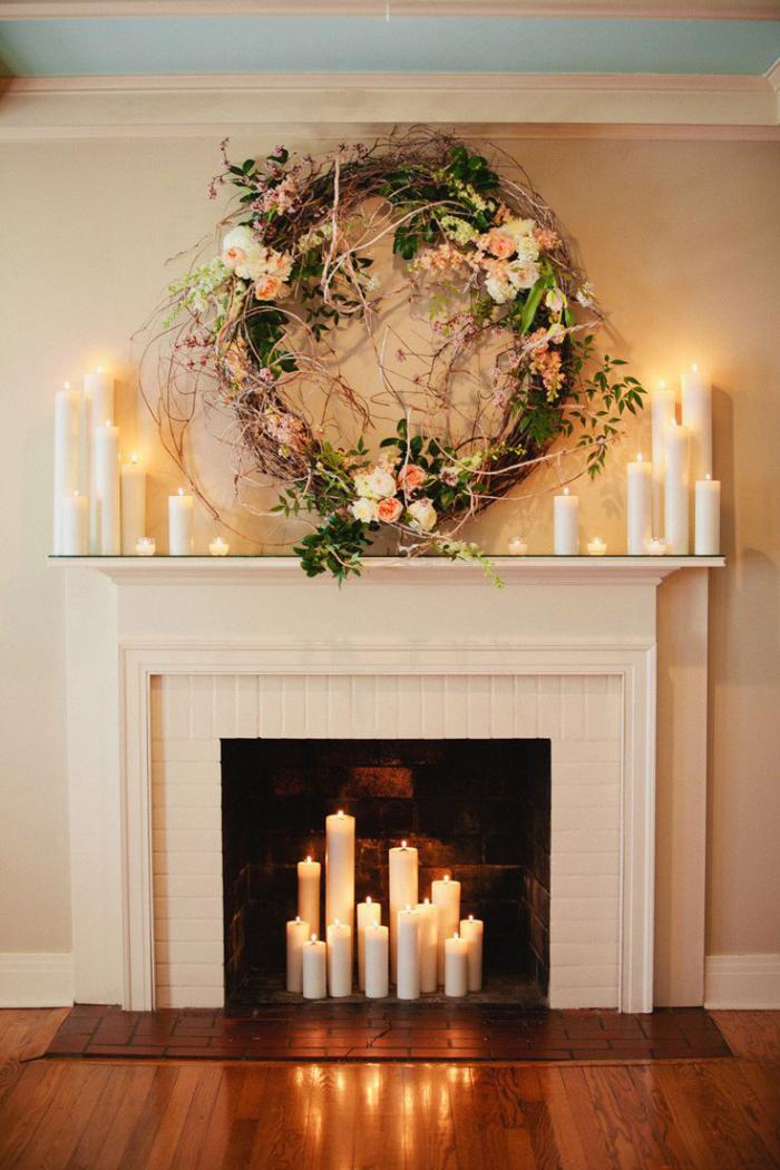 manteau-de-cheminée-blanc-forme-classique-décoration-florale-et-belles-bougies