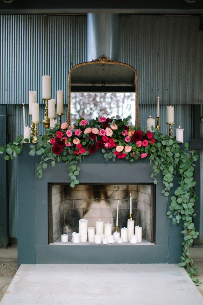 manteau-de-cheminée-décoré-de-bougies-et-de-roses