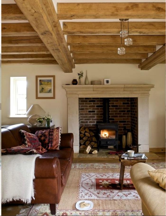 manteau-de-cheminée-et-poêle-rustique-plafond-poutres-en-bois