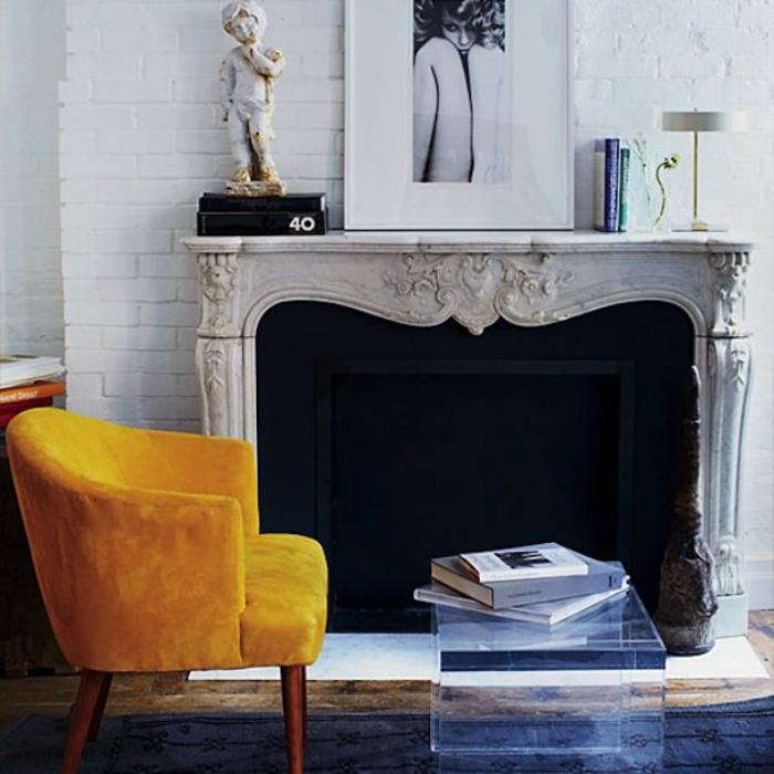 manteau-de-cheminée-baroque-chaise-jaune-bois-et-textile