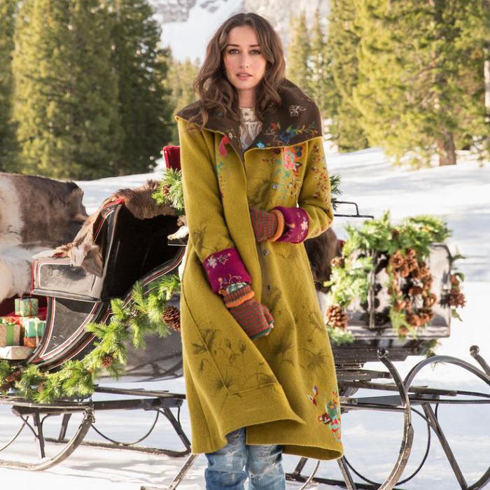 manteau-en-laine-bouillie-avec-ornements-en-textile-coloré-style-princesse-moderne
