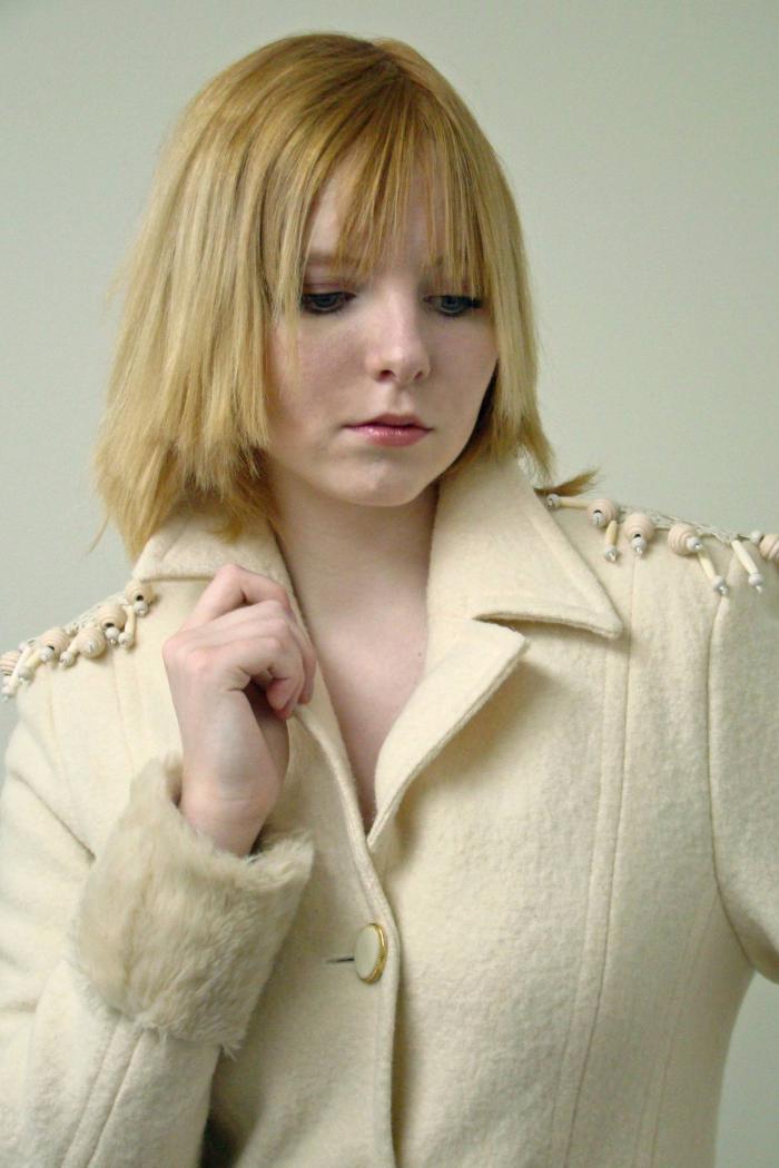 manteau-en-laine-bouillie-couleur-crème-modèle-féminin