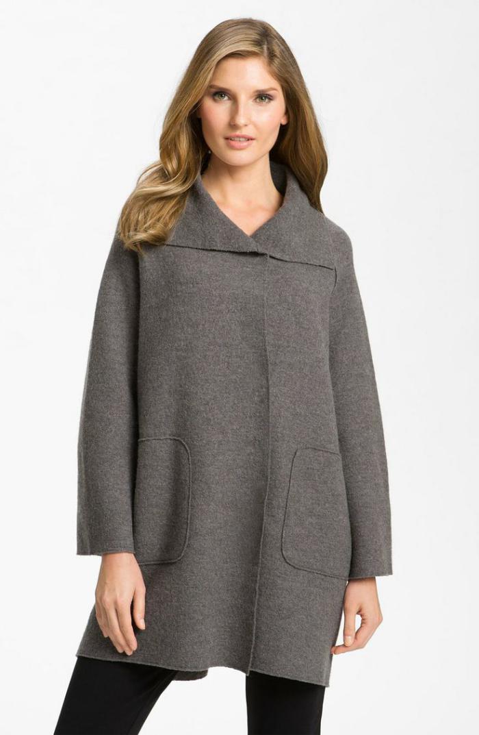 manteau-en-laine-bouillie-design-épuré-symétrique-deux-poches