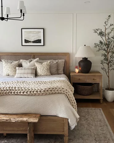 murs blancs lits table de chevet et banc en bois rustique