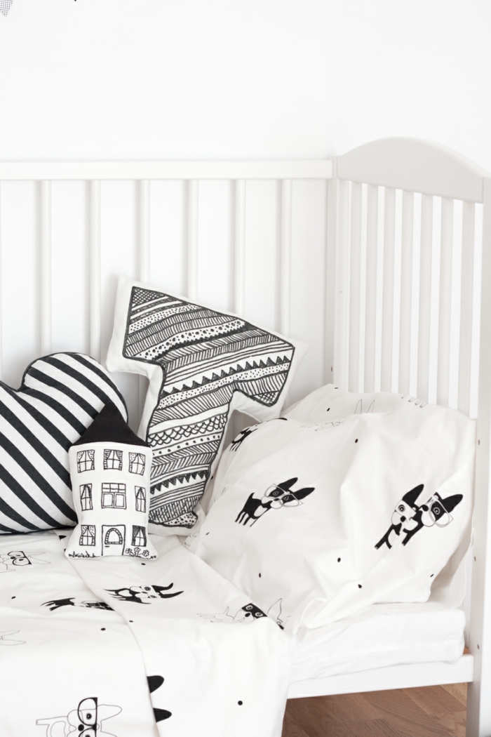 oreillers-enfants-idée-aménagement-intérieur-blanc-et-noir