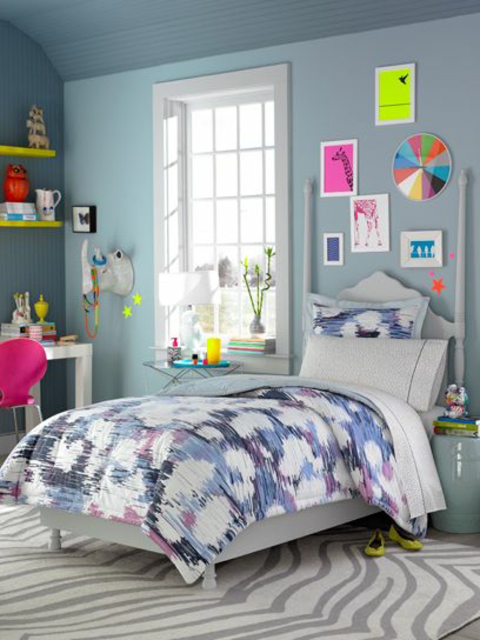 originale-idee-pour-la-chambre-de-fille-ado-tapis-zebre-couverture-de-lit-colorée